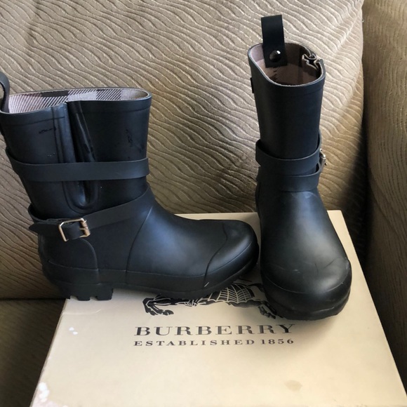 Size-31 Burberry rain boots used once - Picture 3 of 5